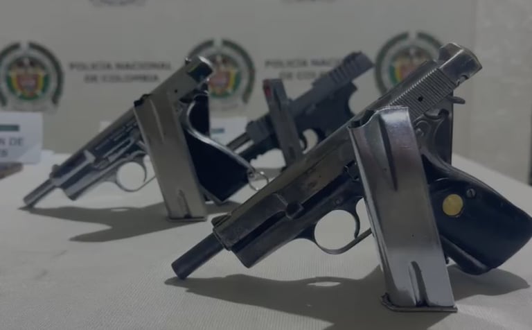 Entre los elementos incautados por las autoridades se encuentran armas de fuego, munición, explosivos y material de interés para la investigación.