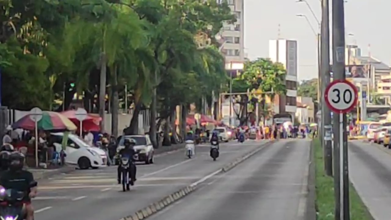 La protesta genera cierres intermitentes y congestión vehicular en el sur de Cali.