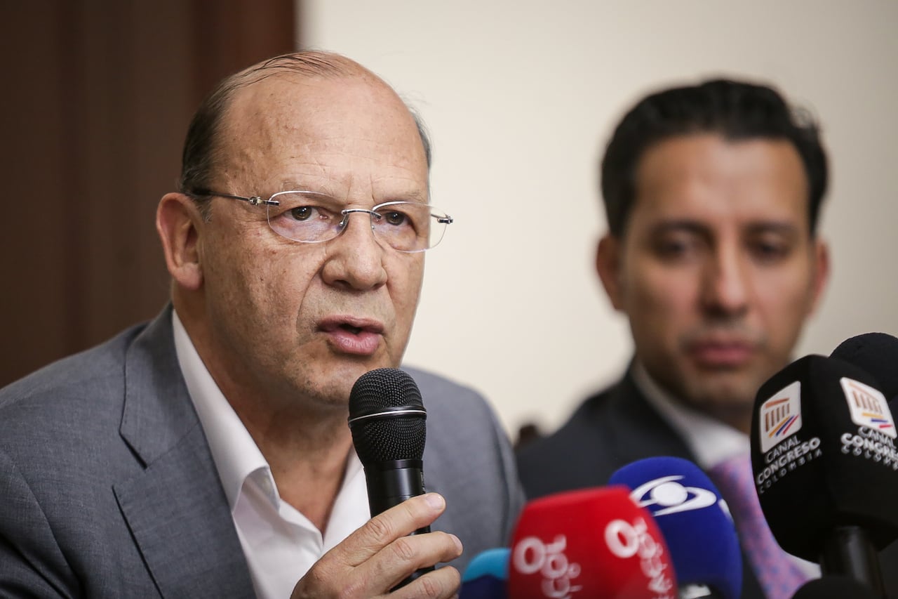 Ante la Secretaría general de la Cámara de Representantes, el ministro de Hacienda, German Ávila, radica la reforma laboral.