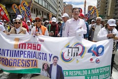 En conmemoración del Día del Trabajo, cientos de trabajadores marchan de forma pacífica por el centro de la ciudad con destino a la Plaza de Bolívar.
