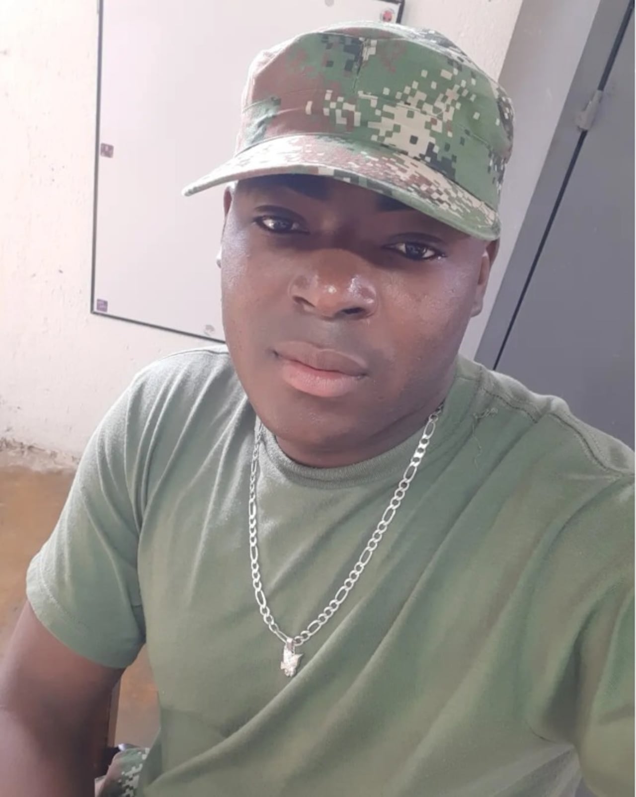 Jeison Mena Hurtado, soldado profesional de 29 años, falleció en el accidente del avión Hércules en Putumayo, que dejó 70 víctimas mortales. Su familia confirmó que la última comunicación con él ocurrió horas antes del siniestro.