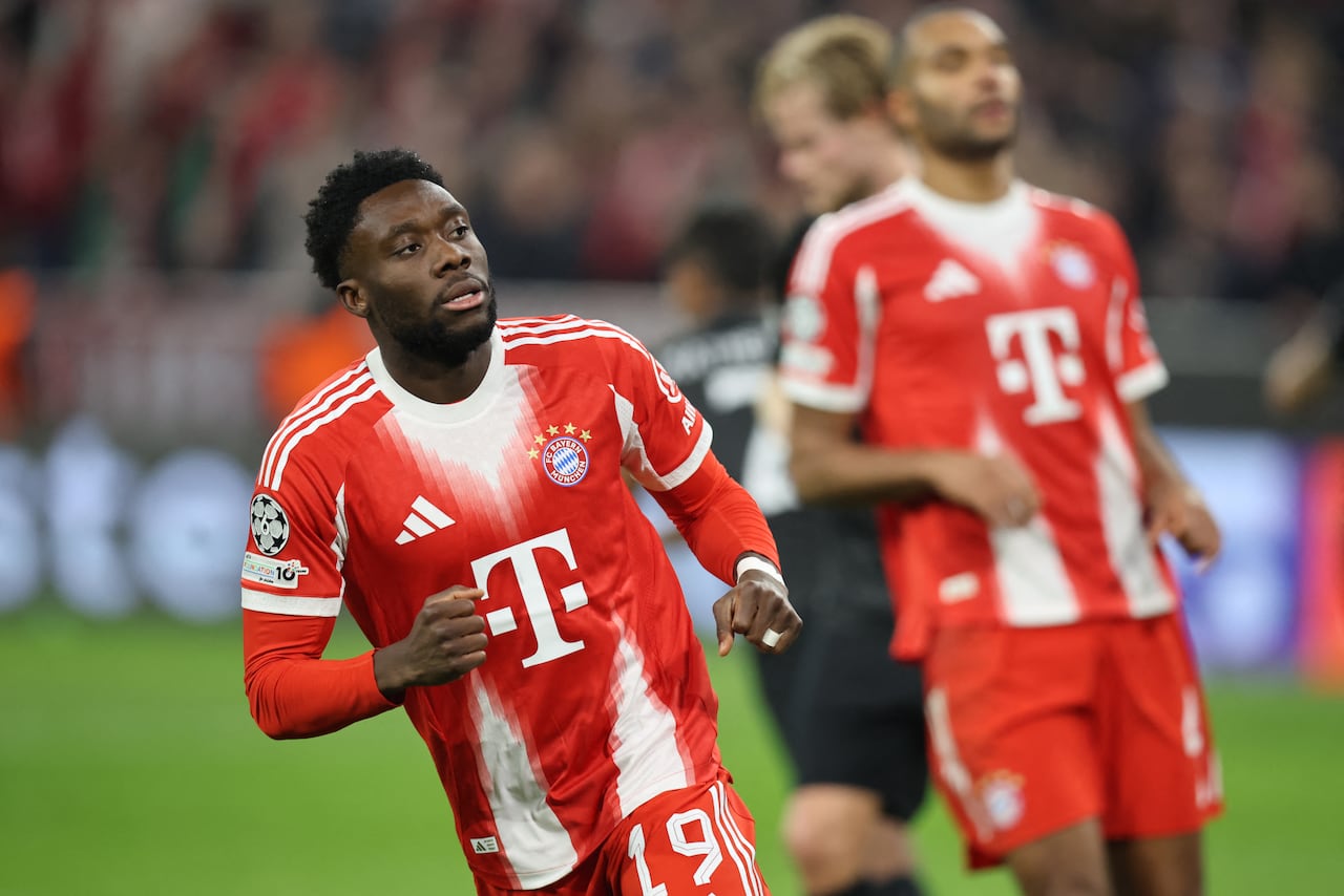 El defensa canadiense número 19 del Bayern Múnich, Alphonso Davies, disputa el balón durante el partido de la sexta jornada de la fase de liga de la UEFA Champions League entre el Bayern Múnich y el Sporting CP en Múnich, sur de Alemania, el 9 de diciembre de 2025. (Foto de Alexandra BEIER / AFP)