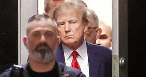 El expresidente de EE. UU. Donald Trump llega al juzgado penal de Manhattan después de que un gran jurado lo acusara tras una investigación sobre el dinero pagado para silenciar a la estrella porno Stormy Daniels.