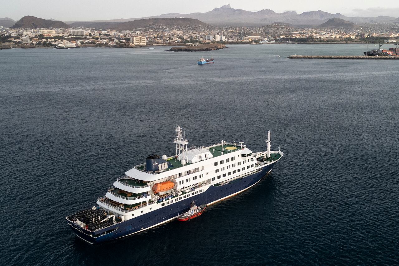 Esta vista aérea muestra al personal sanitario abordando el crucero MV Hondius, anclado frente al puerto de Praia, la capital de Cabo Verde, el 6 de mayo de 2026.