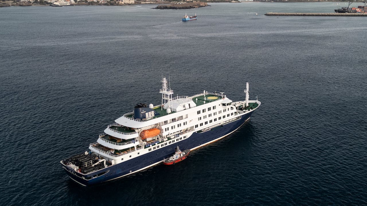 Esta vista aérea muestra al personal sanitario abordando el crucero MV Hondius, anclado frente al puerto de Praia, la capital de Cabo Verde, el 6 de mayo de 2026.