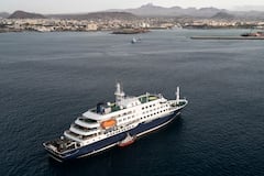 Esta vista aérea muestra al personal sanitario abordando el crucero MV Hondius, anclado frente al puerto de Praia, la capital de Cabo Verde, el 6 de mayo de 2026.
