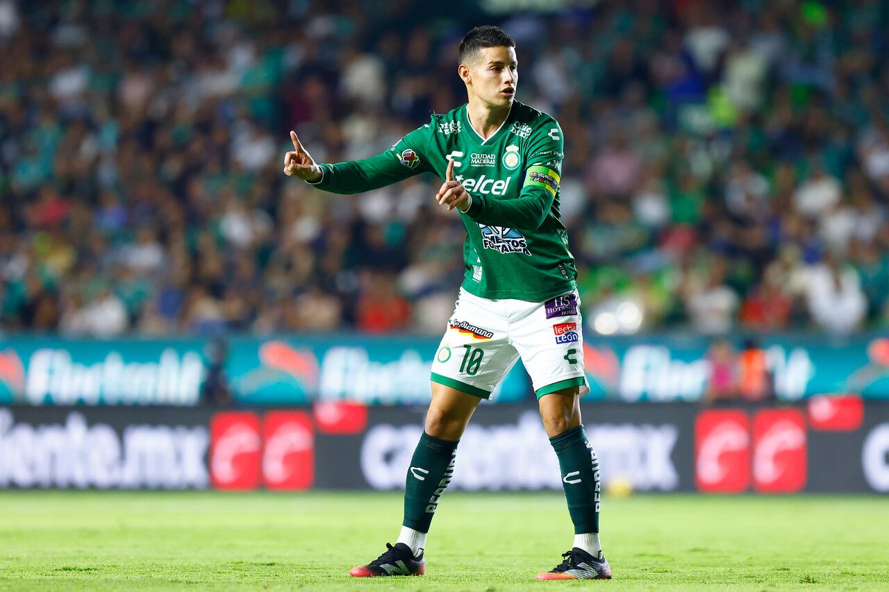 LEON, MEXICO - MARCH 30: James Rodriguez of Leon gives instructions during the 13th round match between Leon and Pumas UNAM as part of the Torneo Clausura 2025 Liga MX at Leon Stadium on March 30, 2025 in Leon, Mexico. (Photo by Leopoldo Smith/Getty Images)