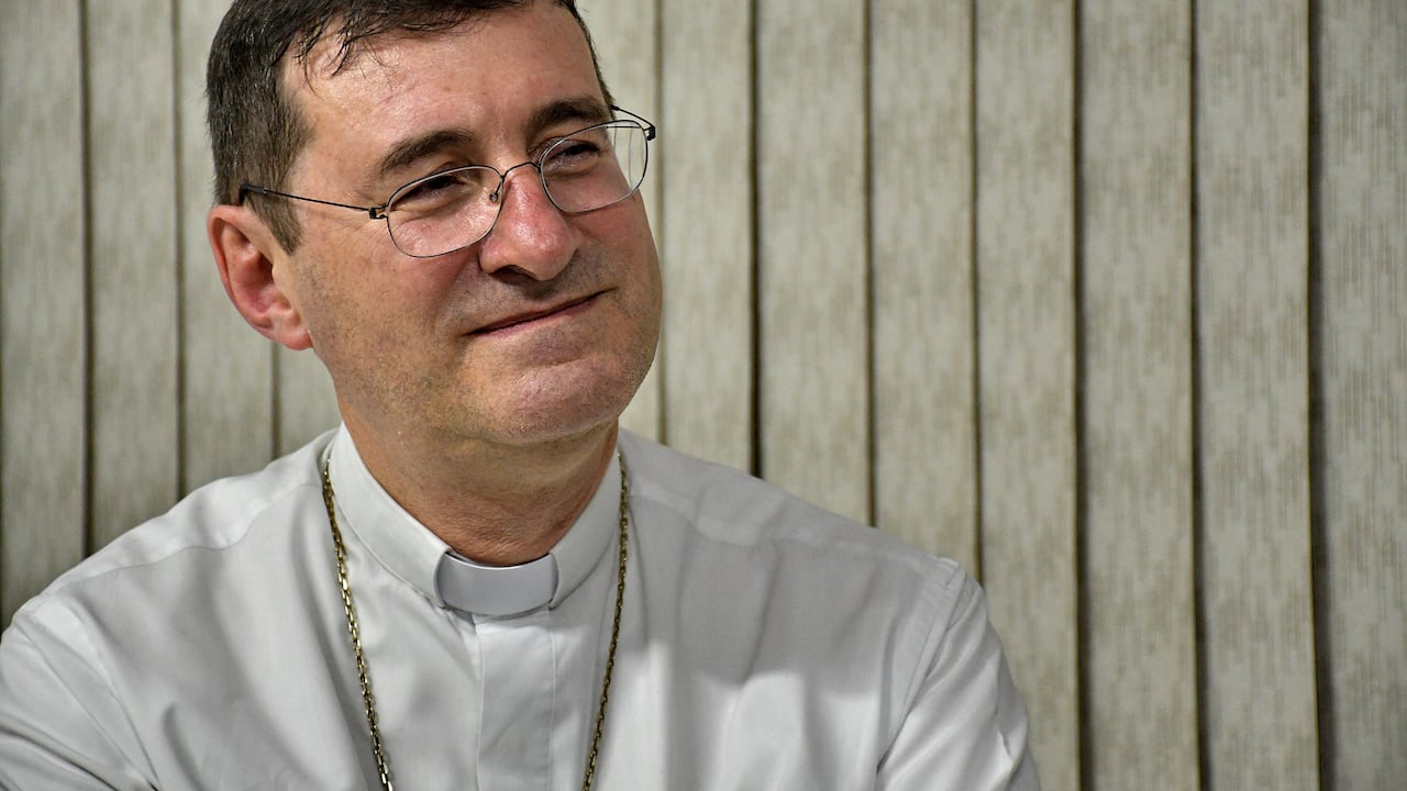 El Nuncio Apostólico actual en Colombia es el Arzobispo Paolo Rudelli, nombrado por el Papa Francisco en julio de 2023, quien ejerce como representante diplomático de la Santa Sede ante el gobierno colombiano y la Iglesia local, con sede en Bogotá. Su misión es fortalecer los lazos entre el Vaticano y Colombia, especialmente en temas de paz y reconciliación, y sirve como enlace entre el Papa y la jerarquía eclesiástica colombiana. Fotos Raúl Palacios / El País.