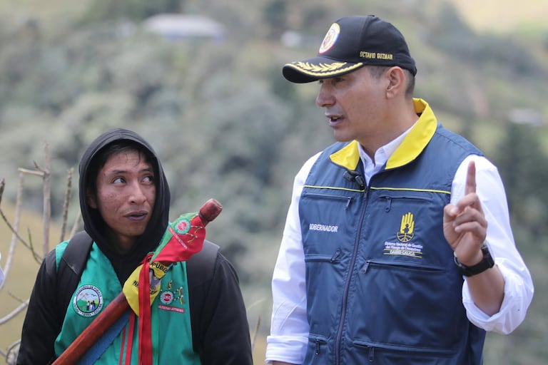 El gobernador del Cauca, Octavio Guzmán, lideró la entregada de estas ayudas humanitarias.