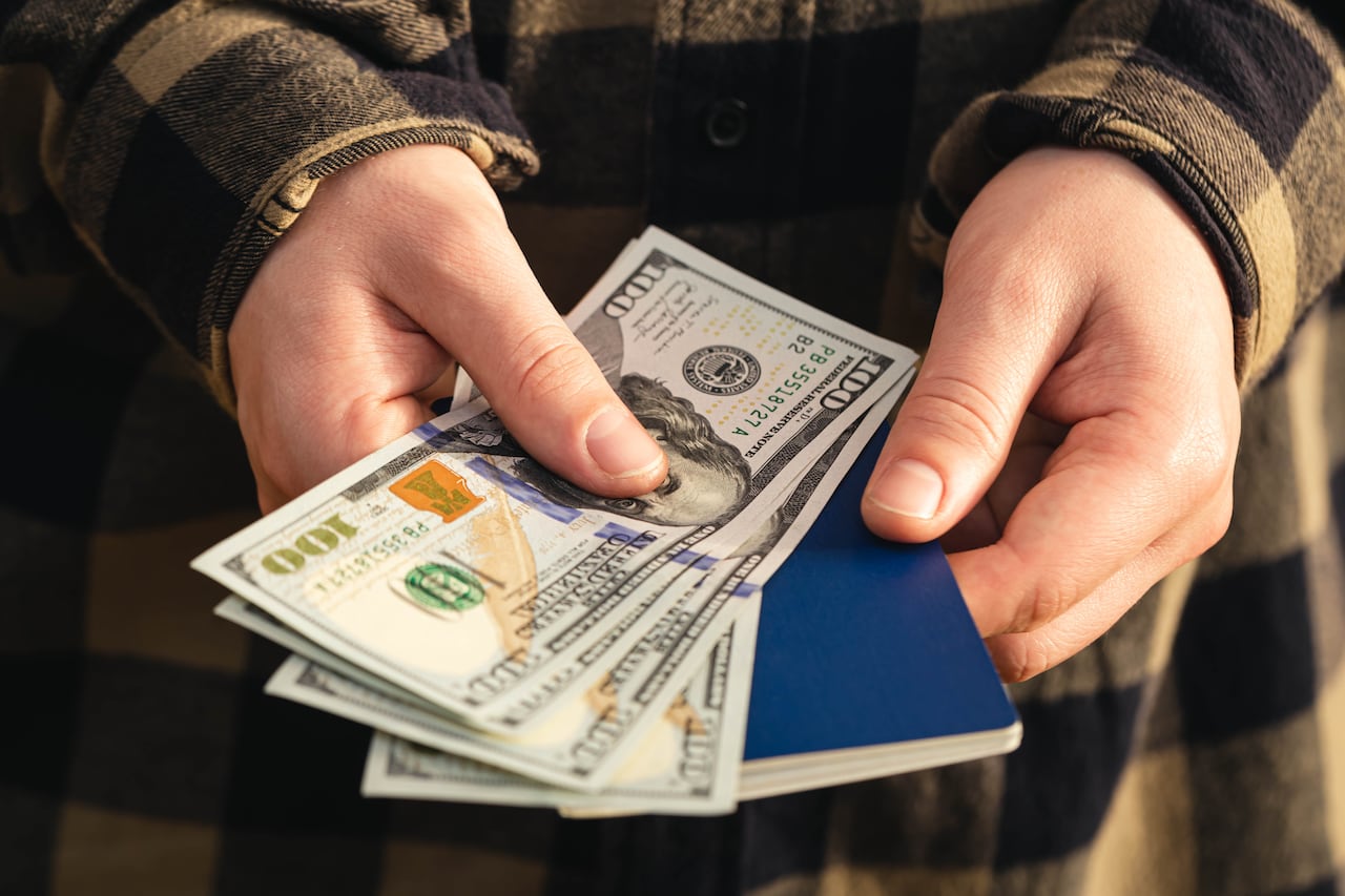 La administración del presidente Donald Trump ha anunciado una nueva medida que impone multas diarias a inmigrantes con órdenes de deportación que no abandonen Estados Unidos.