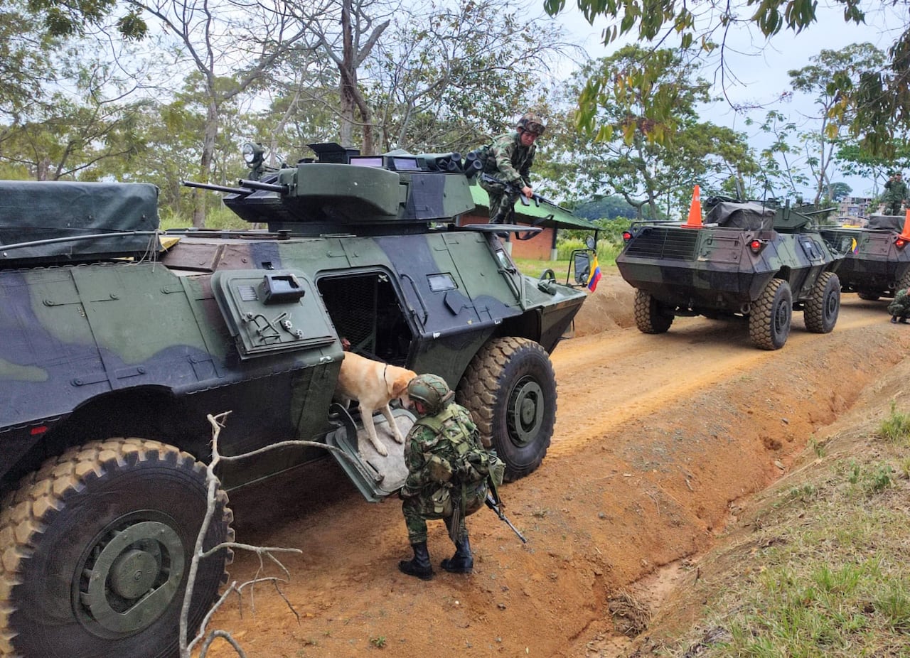 Vehículos blindados de transporte militar que serán ubicados en la parte alta de jamundí para combatir a las disidencias de las FARC