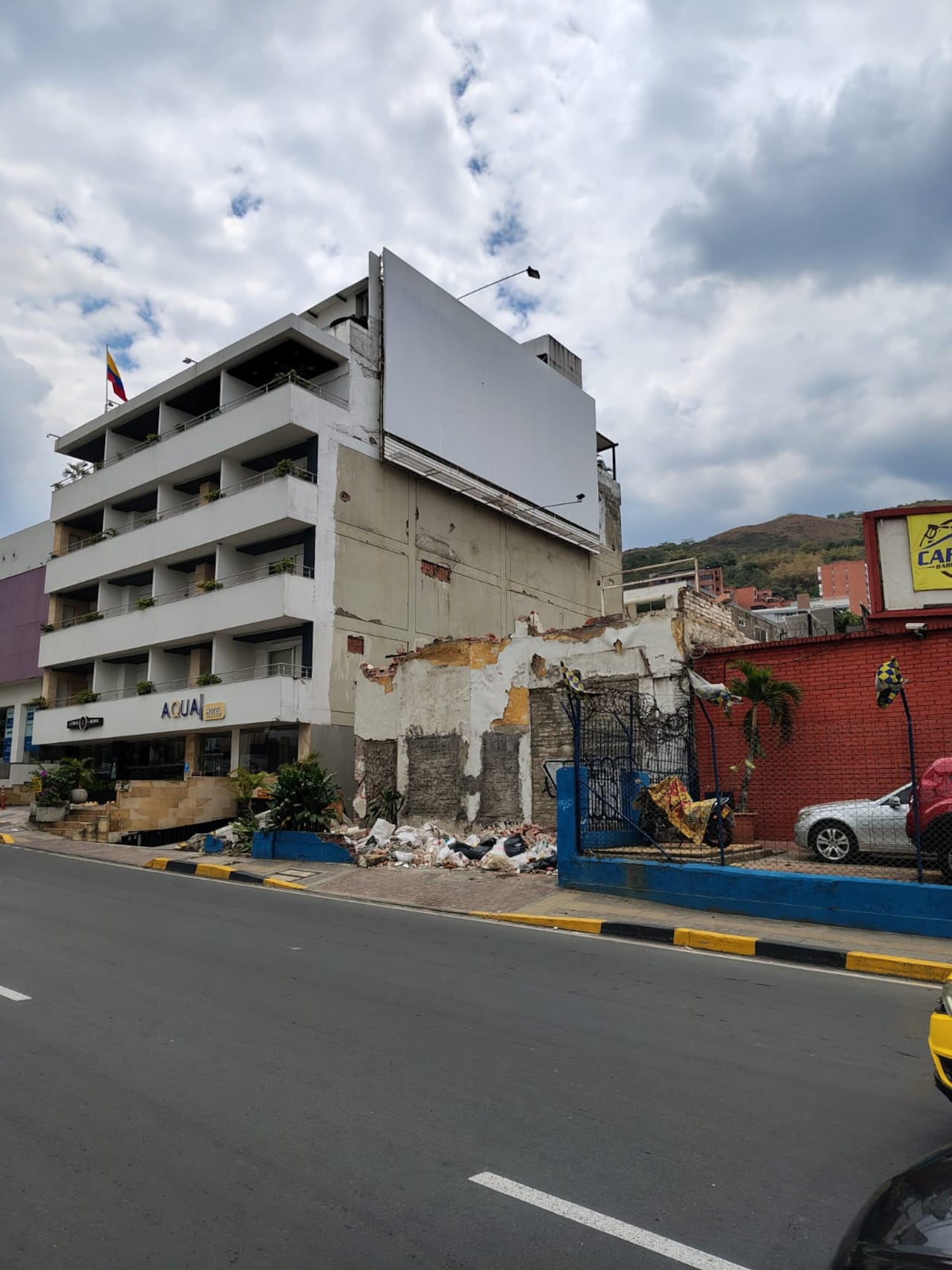 Así permanece el predio ubicado sobre la Avenida 8 Norte, entre calles 10 N y 12 N, luego de que una parte de la estructura colapsara durante el terremoto del 10 de agosto.