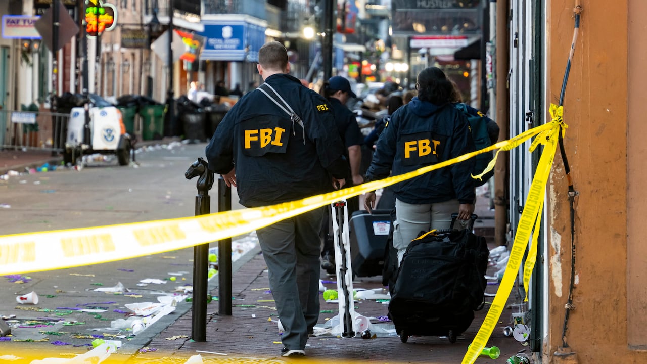 Al menos 10 personas murieron y 30 resultaron heridas el miércoles, cuando un vehículo se estrelló durante la noche contra una multitud que celebraba el Año Nuevo en el corazón del próspero distrito turístico de Nueva Orleans, dijeron las