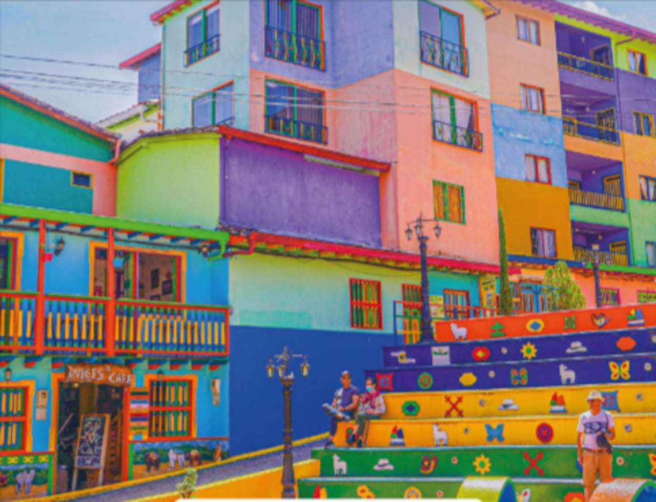 Las casas coloridas y sus zócalos son representativos.