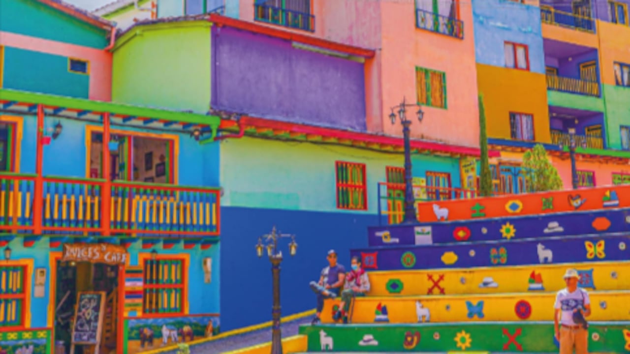 Las casas coloridas y sus zócalos son representativos.