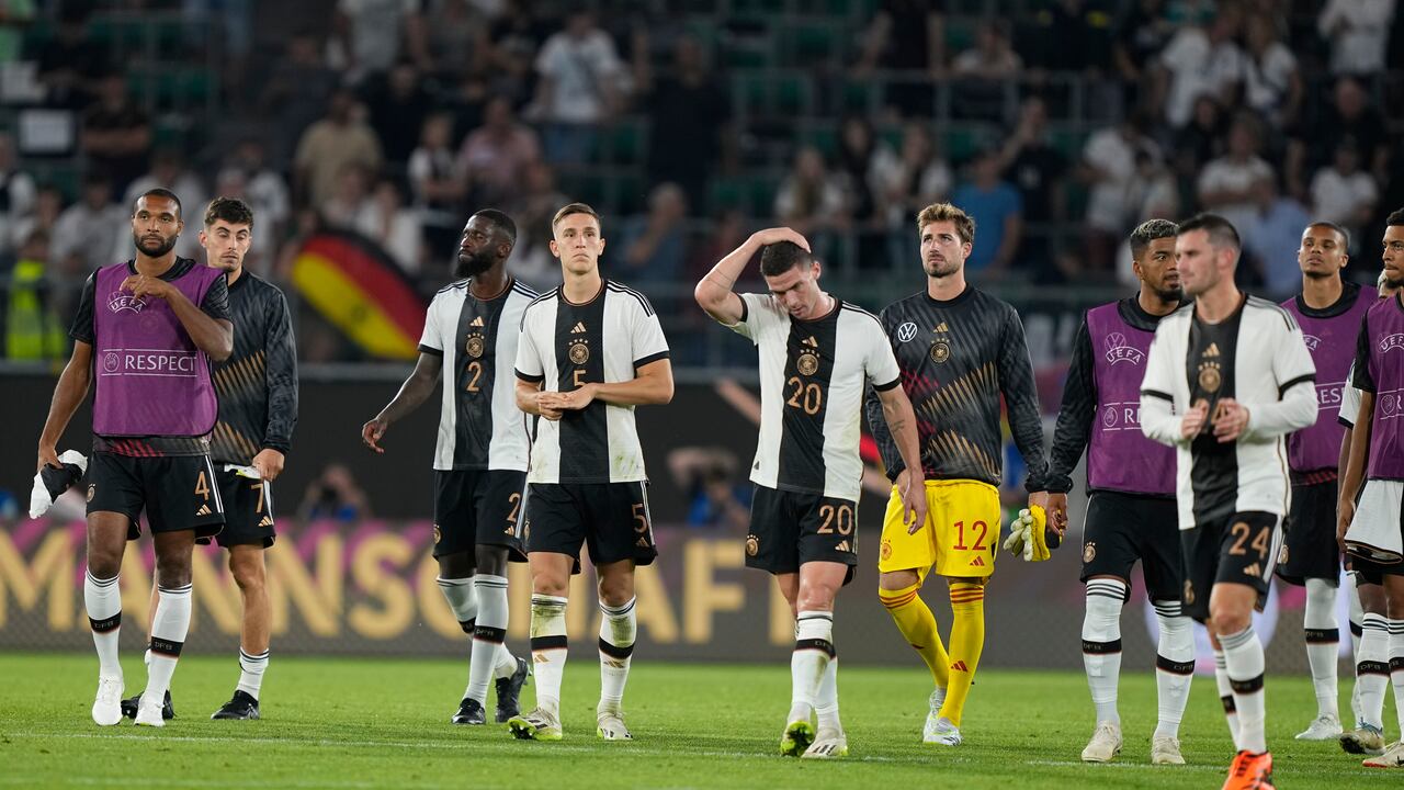 Los jugadores alemanes están abatidos después de un partido amistoso de fútbol internacional entre Alemania y Japón en Wolfsburg, Alemania, el sábado 9 de septiembre de 2023. Japón ganó 4-1. (Foto AP/Martin Meissner)