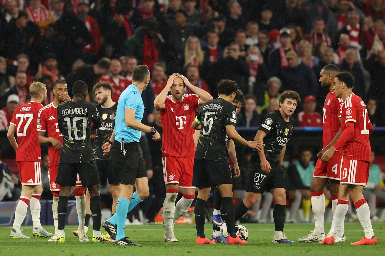 Jugadores como el delantero inglés del Bayern de Múnich, Harry Kane (número 9), reaccionan después de que el árbitro portugués João Pinheiro no mostrara tarjeta amarilla durante el partido de vuelta de las semifinales de la Liga de Campeones de la UEFA entre el FC Bayern de Múnich y el Paris Saint-Germain (PSG) en Múnich, al sur de Alemania, el 6 de mayo de 2026. (Foto de Odd Andersen / AFP)