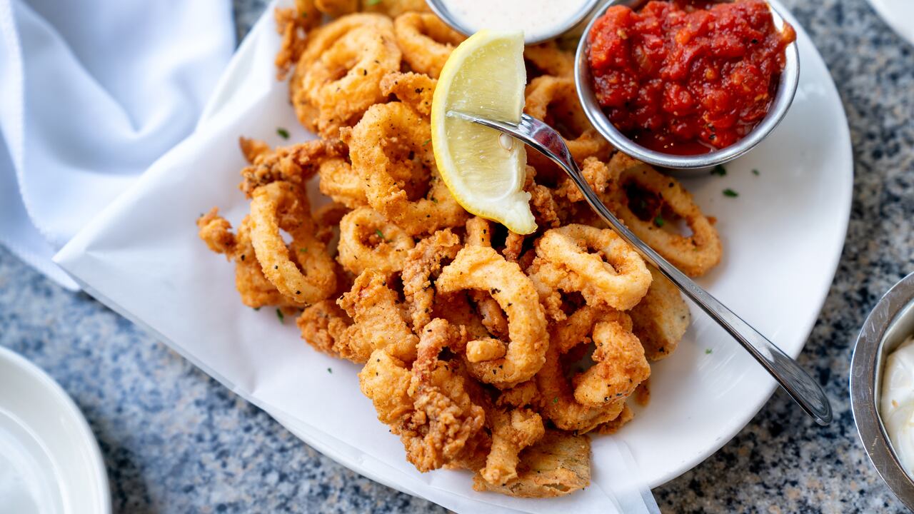 Se desvelan los trucos que transformarán los calamares fritos en un festín culinario.