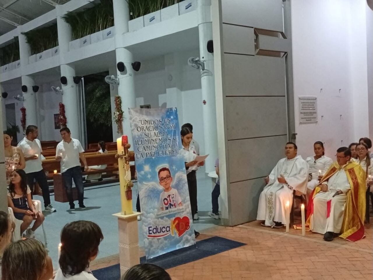A pesar del profundo dolor que embargaba a la familia, los padres de Ismael ofrecieron un emotivo discurso durante las honras fúnebres, en el que recordaron al menor como un niño amoroso, respetuoso, atento e inteligente. Con palabras cargadas de sentimiento, agradecieron a Dios por el tiempo compartido junto a su hijo y expresaron el anhelo de que ahora sea un ángel elegido, que los acompañe y proteja desde el cielo.