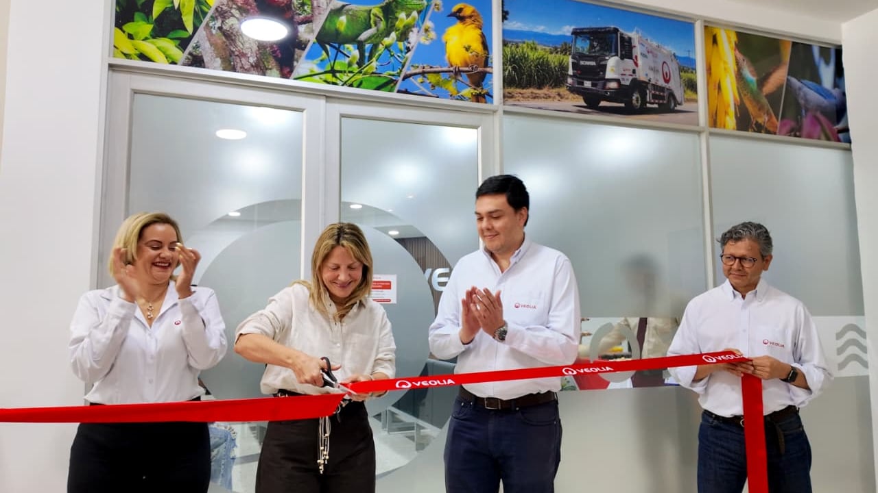 Lucía Fadul, gerente general de Veolia Valle del Cauca, durante el acto de renovación de la oficina de atención al cliente en el centro comercial Primavera.