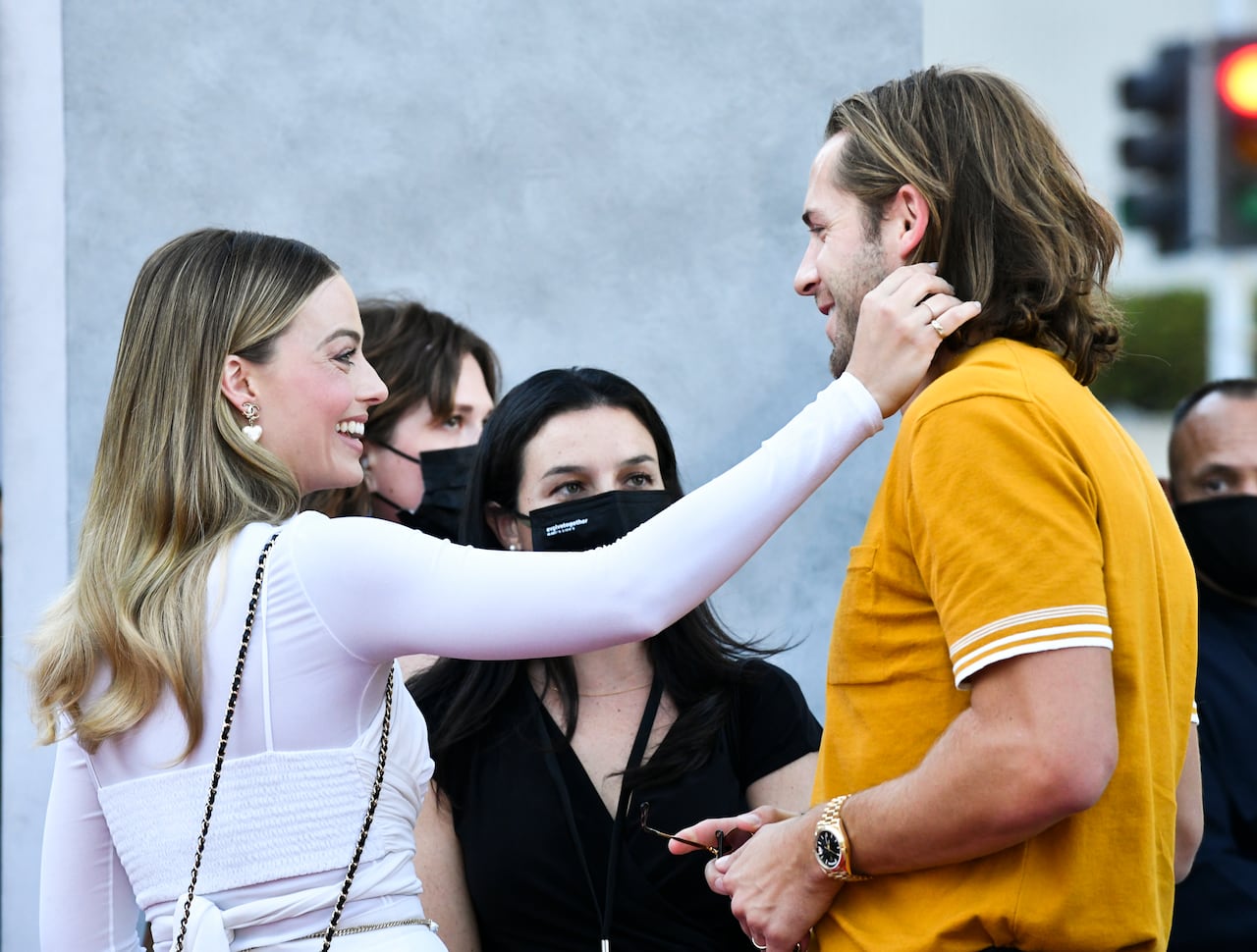 Margot Robbie y Tom Ackerley asisten al estreno de Warner Bros. de "The Suicide Squad" en The Landmark Westwood el 2 de agosto de 2021 en Los Ángeles