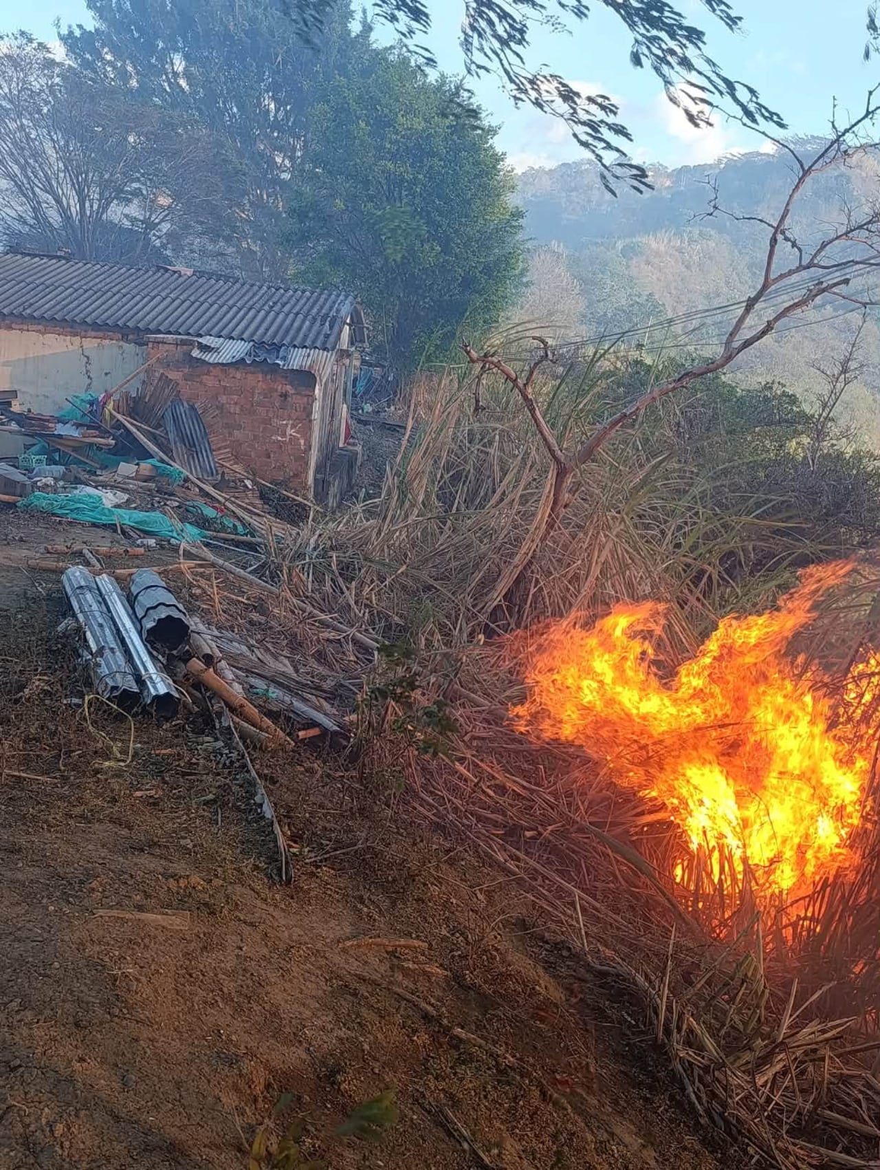 En la zona entre Policarpa y Cumbitara, las llamas han devastado cerca de 400 hectáreas de cobertura vegetal, poniendo en riesgo fuentes hídricas vitales y ecosistemas estratégicos del norte de Nariño debido a las dificultades de acceso geográfico.