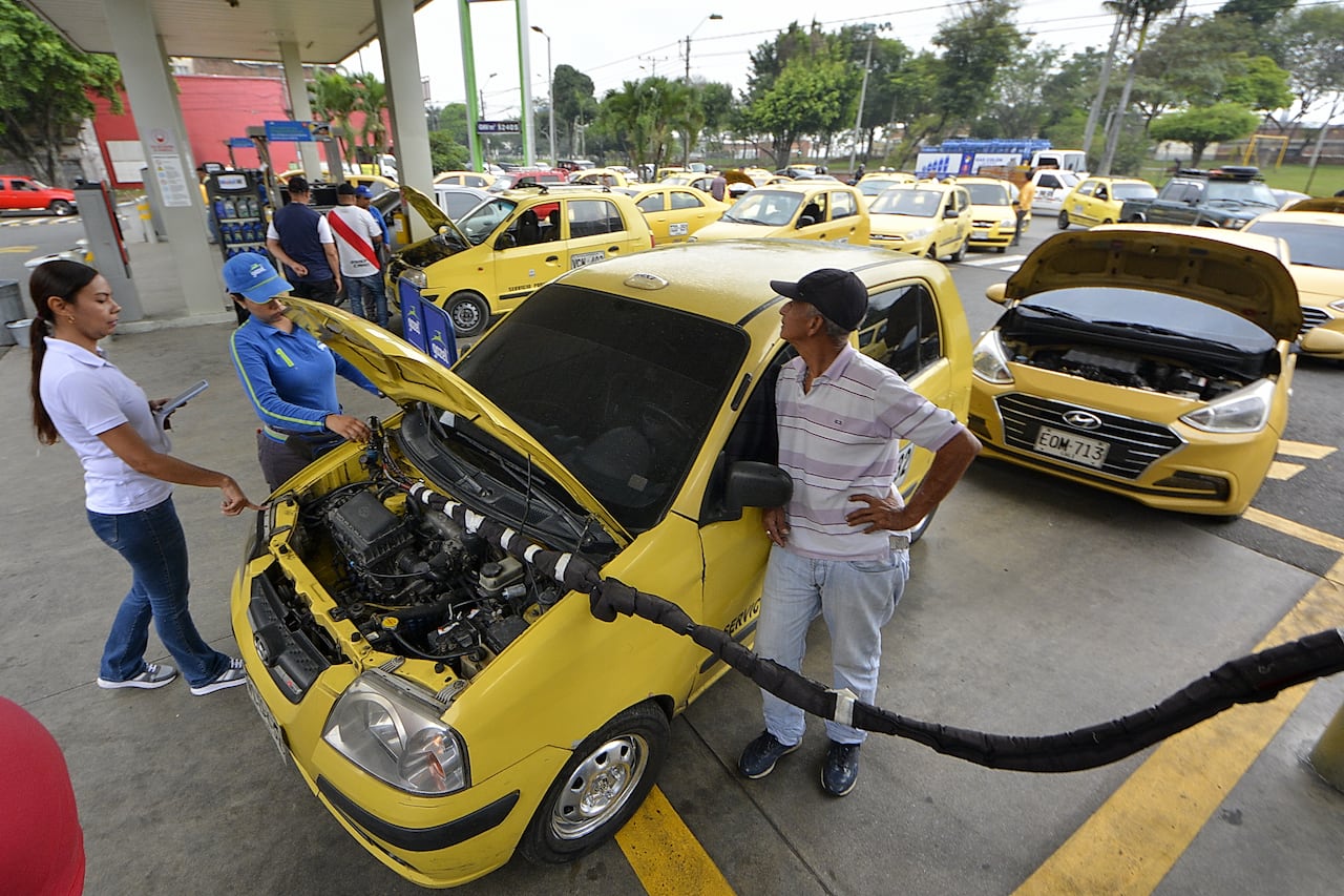 A las 8.30 am las estaciones de gas iniciaron el el suministro. Desde tempranas horas ya cientos de vehículos hacían largas filas para tanquear. Así fue en la estación de gas de Gazel ubicada sobre la calle 25 con carrera 8