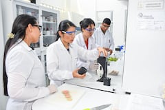 Estudiantes de la Facultad de Ingeniería de la Universidad de San Buenaventura Cali se forman en entornos de laboratorio, integrando ciencia y sostenibilidad para responder a desafíos actuales.