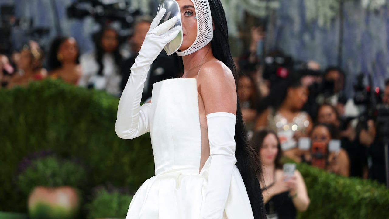La cantante y compositora estadounidense Katy Perry llega a la Gala Met 2026, que celebra el "Arte del Vestuario", en el Museo Metropolitano de Arte de Nueva York, el 4 de mayo de 2026. (Foto de Angela Weiss / AFP)