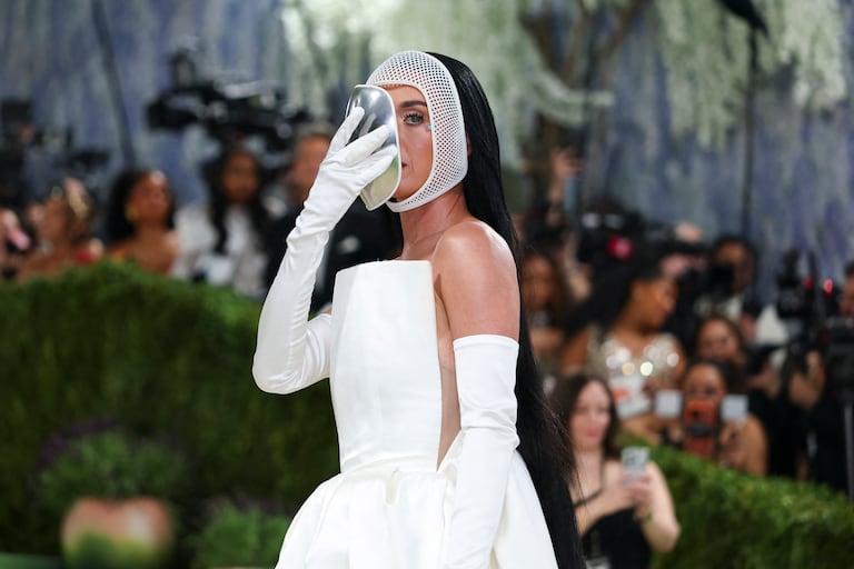 La cantante y compositora estadounidense Katy Perry llega a la Gala Met 2026, que celebra el "Arte del Vestuario", en el Museo Metropolitano de Arte de Nueva York, el 4 de mayo de 2026. (Foto de Angela Weiss / AFP)