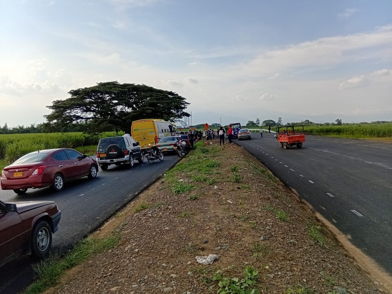 Las autoridades cerraron este tramo de la vía Cali-Popayán mietras vefician dicho automotor.