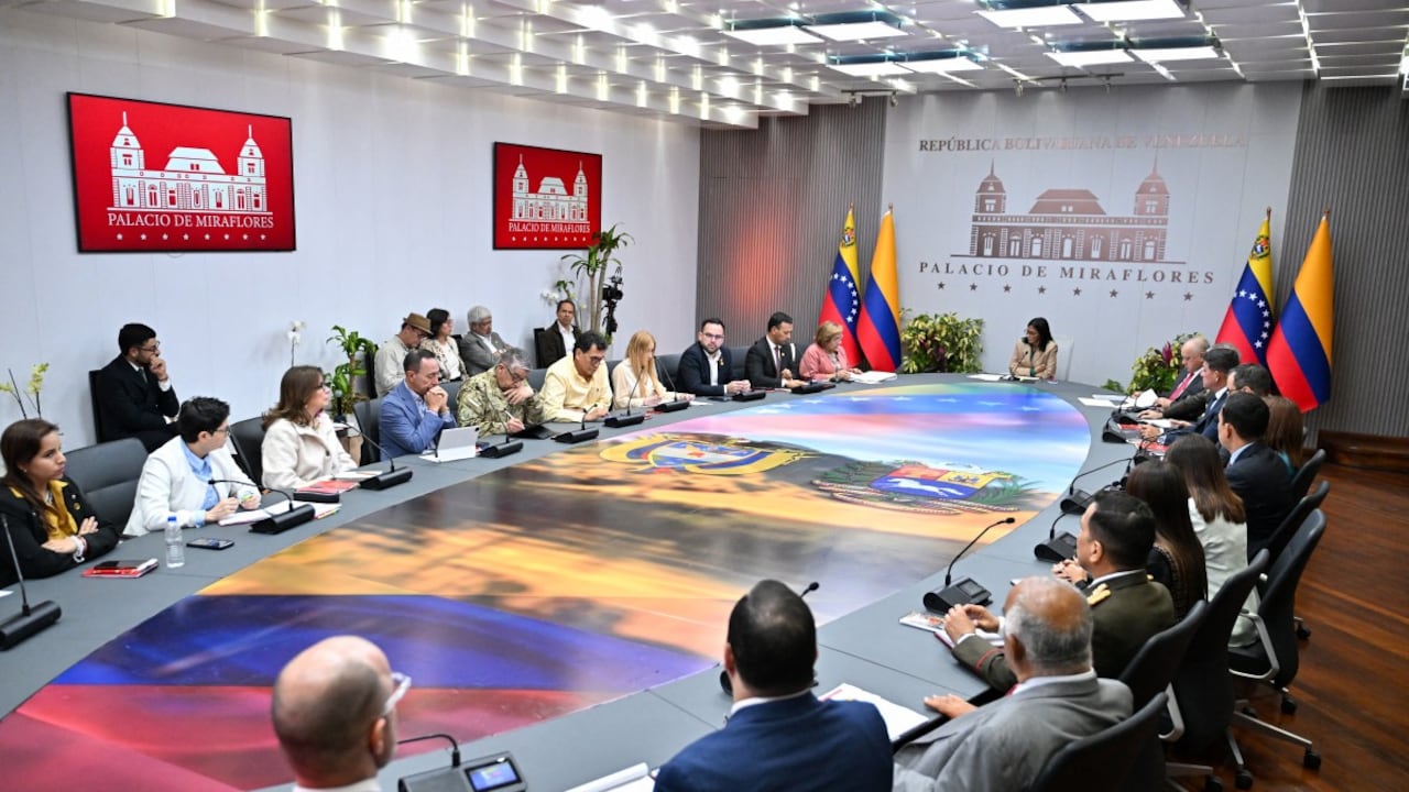 La presidenta interina de Venezuela, Delcy Rodríguez (C), se reúne con la canciller colombiana, Rosa Yolanda Villavicencio (C-I), el ministro venezolano del Interior, Justicia y Paz, Diosdado Cabello (C-D), y otros miembros de la delegación del gobierno colombiano en el Palacio Presidencial de Miraflores, Caracas, el 13 de marzo de 2026.