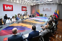 La presidenta interina de Venezuela, Delcy Rodríguez (C), se reúne con la canciller colombiana, Rosa Yolanda Villavicencio (C-I), el ministro venezolano del Interior, Justicia y Paz, Diosdado Cabello (C-D), y otros miembros de la delegación del gobierno colombiano en el Palacio Presidencial de Miraflores, Caracas, el 13 de marzo de 2026.