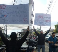 Cansados de que no les entreguen los medicamentos, los pacientes de la Nueva EPS protestaron frente a una de las sedes de esta entidad en Popayán.