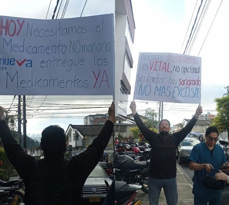 Cansados de que no les entreguen los medicamentos, los pacientes de la Nueva EPS protestaron frente a una de las sedes de esta entidad en Popayán.