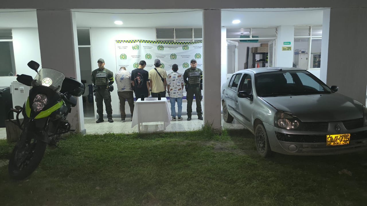 Cuatro hombres fueron capturados en flagrancia por la Policía Nacional luego de ser señalados de participar en un hurto a residencia.