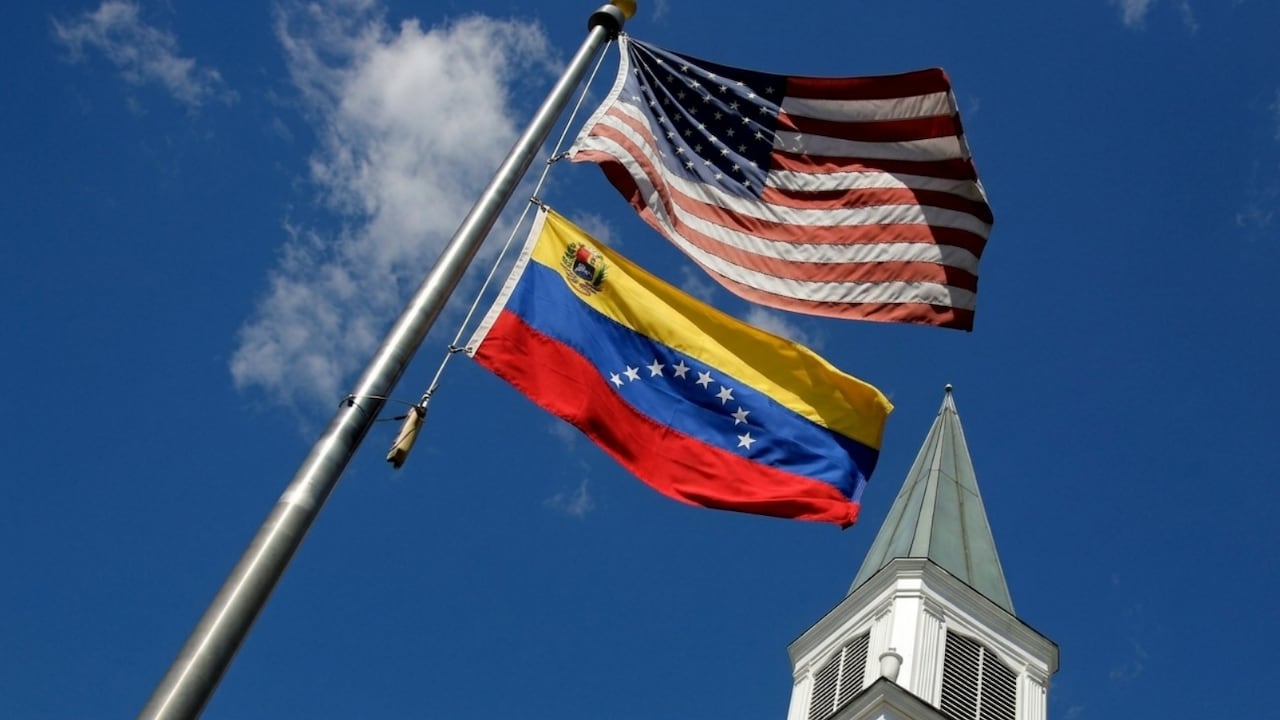 La bandera de Estados Unidos volvió a ser izada en la embajada estadounidense en Caracas por primera vez desde 2019.