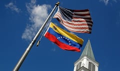 La bandera de Estados Unidos volvió a ser izada en la embajada estadounidense en Caracas por primera vez desde 2019.