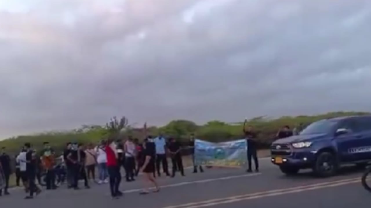 En la caravana hubo disparos al aire y música a todo volumen para despedir al 'Bendito Menor'.