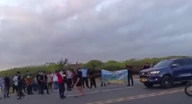 En la caravana hubo disparos al aire y música a todo volumen para despedir al 'Bendito Menor'.