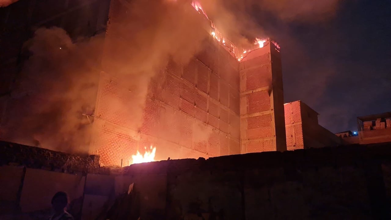 Un edificio es consumido por las llamas en Lima