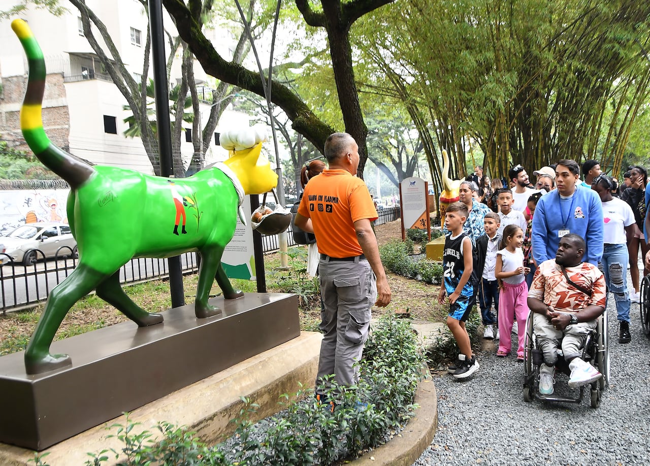 El turibus de la policía está realizando recorridos por los diferente sitios turísticos de Cali a los asistentes y turistas que estarán en la COP16. fotos Wirman Ríos.