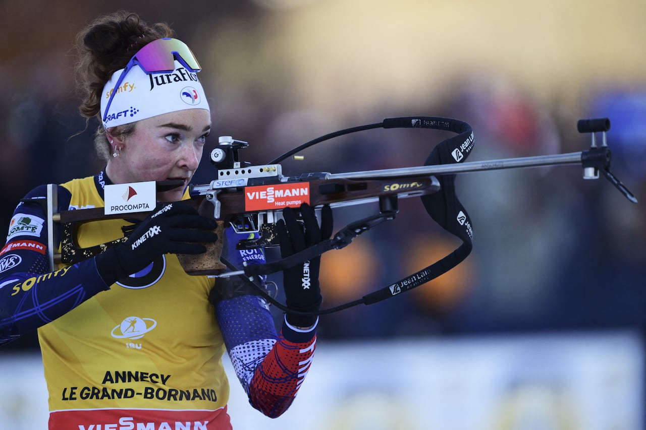 La francesa Lou Jeanmonnot dispara su rifle durante la prueba femenina de 12,5 km con salida en masa de la Copa del Mundo de Biatlón de la IBU, en Le Grand Bornand, cerca de Annecy, sureste de Francia, el 21 de diciembre de 2025, un mes antes de los Juegos Olímpicos de Invierno de Milán-Cortina (del 6 al 22 de febrero). (Foto de Olivier CHASSIGNOLE / AFP)