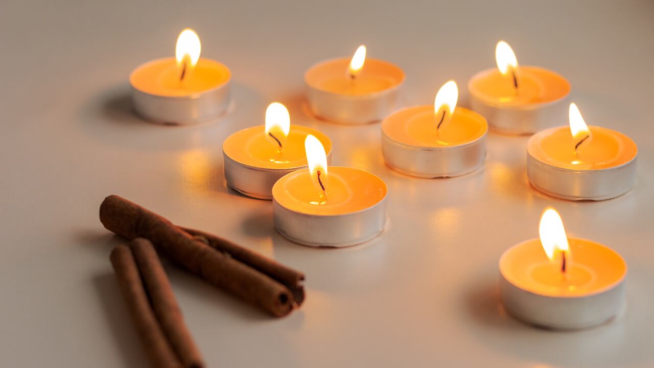 En los círculos de crecimiento personal y espiritual, el debate sobre el momento idóneo para el ritual con sal y canela para atraer el amor y el dinero está en pleno apogeo.