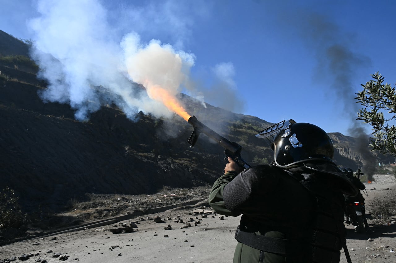 La policía antidisturbios disparó gases lacrimógenos contra manifestantes rurales que bloqueaban una carretera en Lipari, departamento de La Paz, Bolivia, el 16 de mayo de 2026. El gobierno boliviano llegó a un acuerdo el 15 de mayo con miles de mineros que se enfrentaron a la policía en una protesta que paralizó el centro de La Paz. Sin embargo, otros sectores continúan bloqueando las vías de acceso a la ciudad, sede del poder ejecutivo y del Congreso.