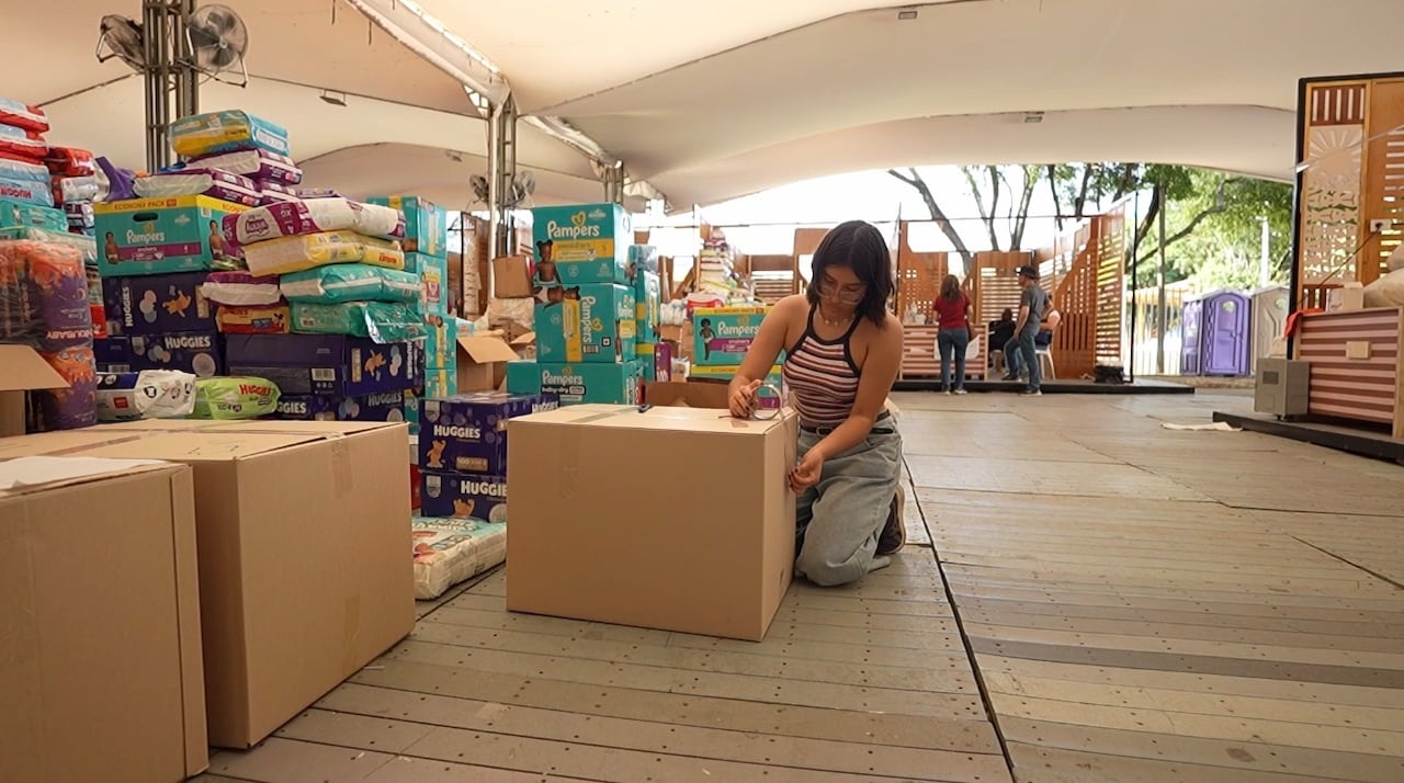 Voluntarios continúan trabajando en el centro de acopio de la Unidad Deportiva Alberto Galindo, donde reciben, clasifican y preparan las ayudas destinadas a las comunidades afectadas por el terremoto.