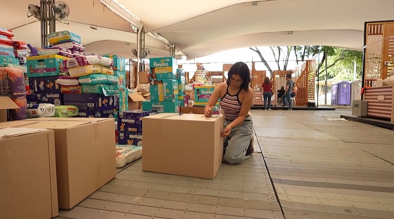 Voluntarios continúan trabajando en el centro de acopio de la Unidad Deportiva Alberto Galindo, donde reciben, clasifican y preparan las ayudas destinadas a las comunidades afectadas por el terremoto.