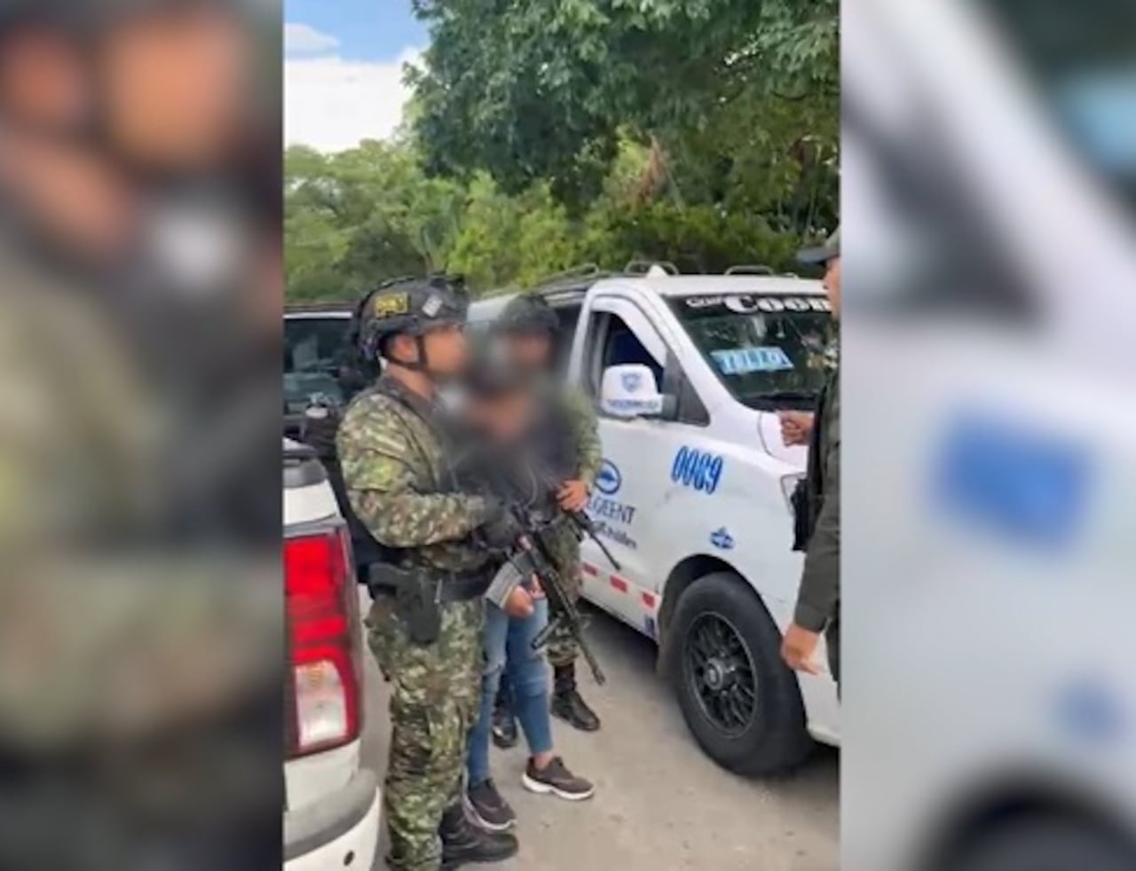 El momento cuando los militares y policías de la Gaulas capturan a los dos presuntos extorsionistas.
