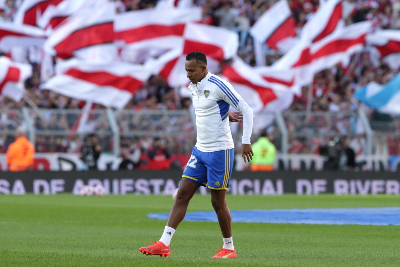 BUENOS AIRES, ARGENTINA - MAY 07: Sebastián Villa of Boca Juniors warms up a Liga Profesional 2023 match between River Plate and Boca Juniors at Estadio Más Monumental Antonio Vespucio Liberti on May 07, 2023 in Buenos Aires, Argentina. (Photo by Daniel Jayo/Getty Images)