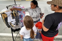 Las tendencias de disfraces para Halloween en Cali, incluyen personajes de películas de terror, fantasía y ficción. También se ven mucho, los disfraces de personajes clásicos de Halloween como brujas, bailarinas y superhéroes. La Casa del terror, es un sitio de alquiler de disfraces, muy tradicional. Foto Jorge Orozco.